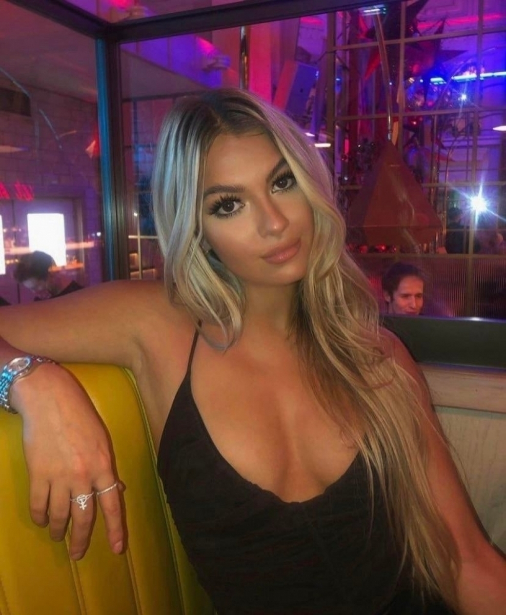 Image Reference: 07183870445413943938 - Love Boobs